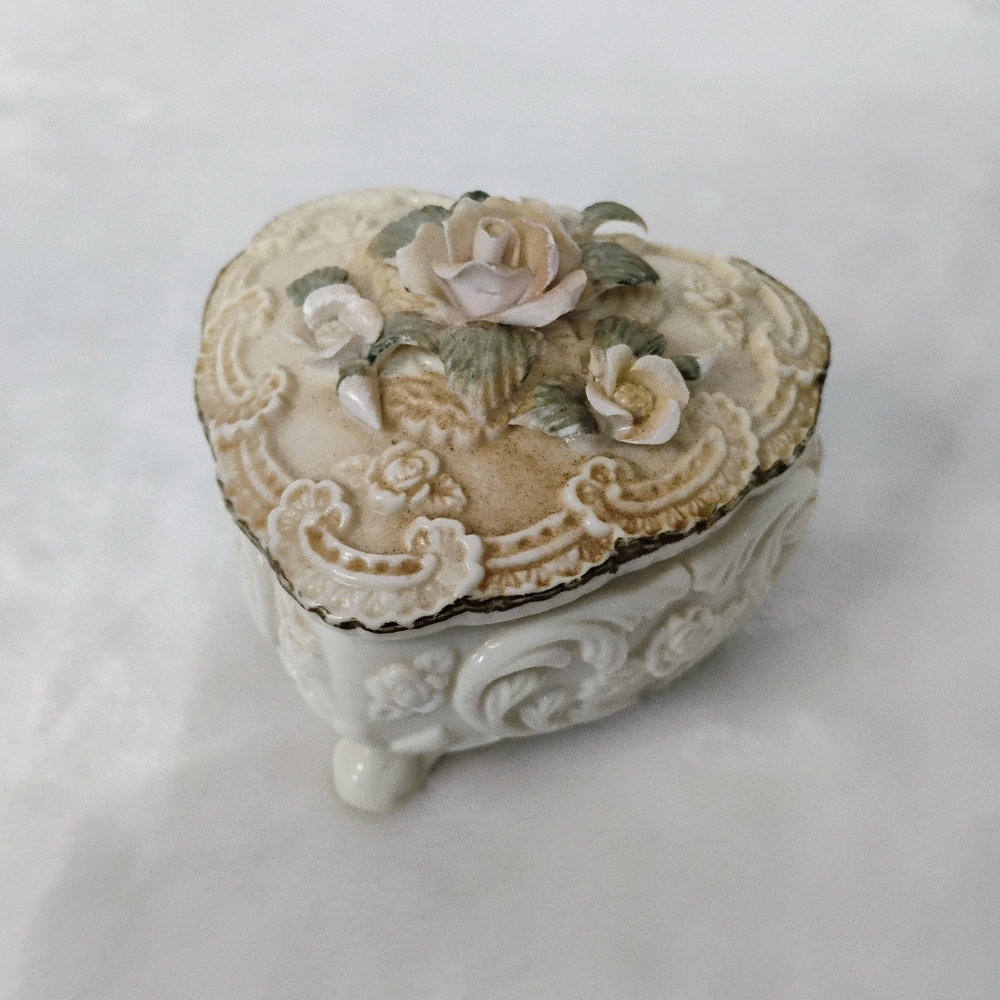 Vtg Ceramic Trinket Jewelry Dish Box Raised Floral Lid Rose Flower Detail Decor